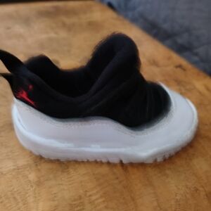 K Jordan Black and White Sneakers Modern Athletic Design